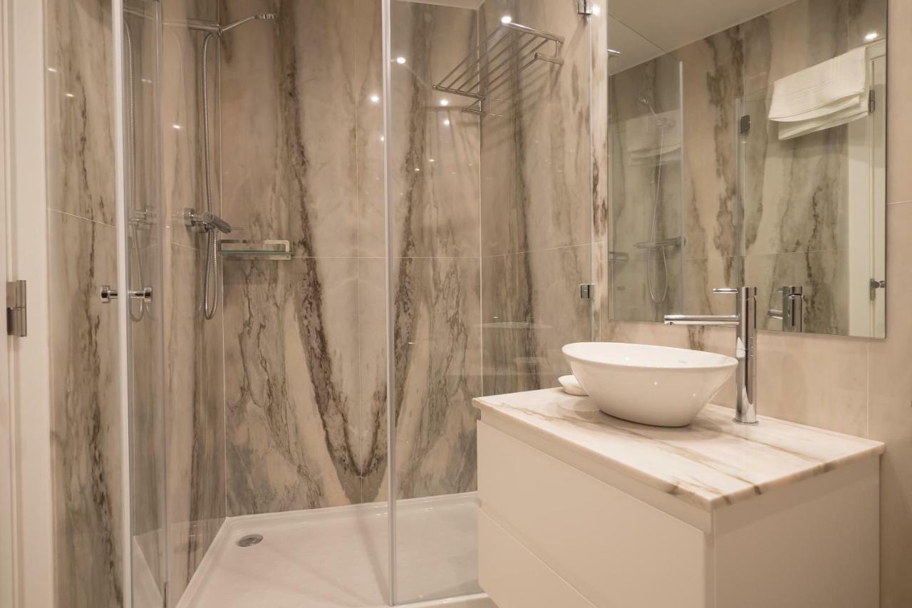 Sunshine House - Exclusive Apartment - Home By The Castle Lisbona Esterno foto